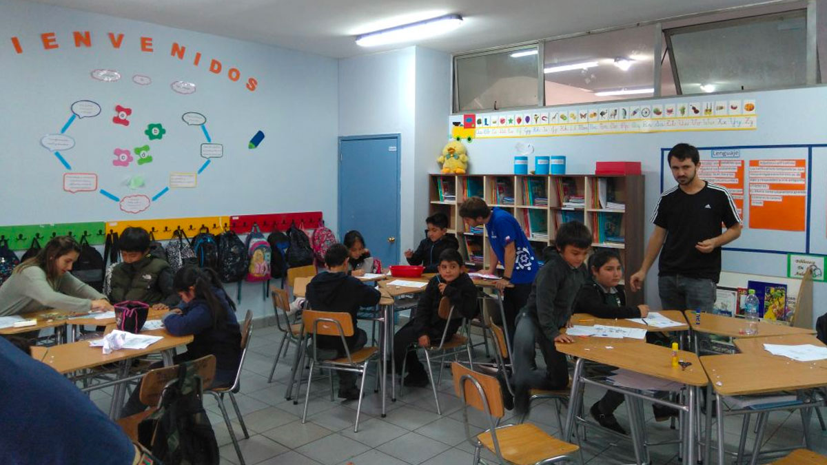 Niños en un salón de clases dentro del Liceo Lo Barnechea