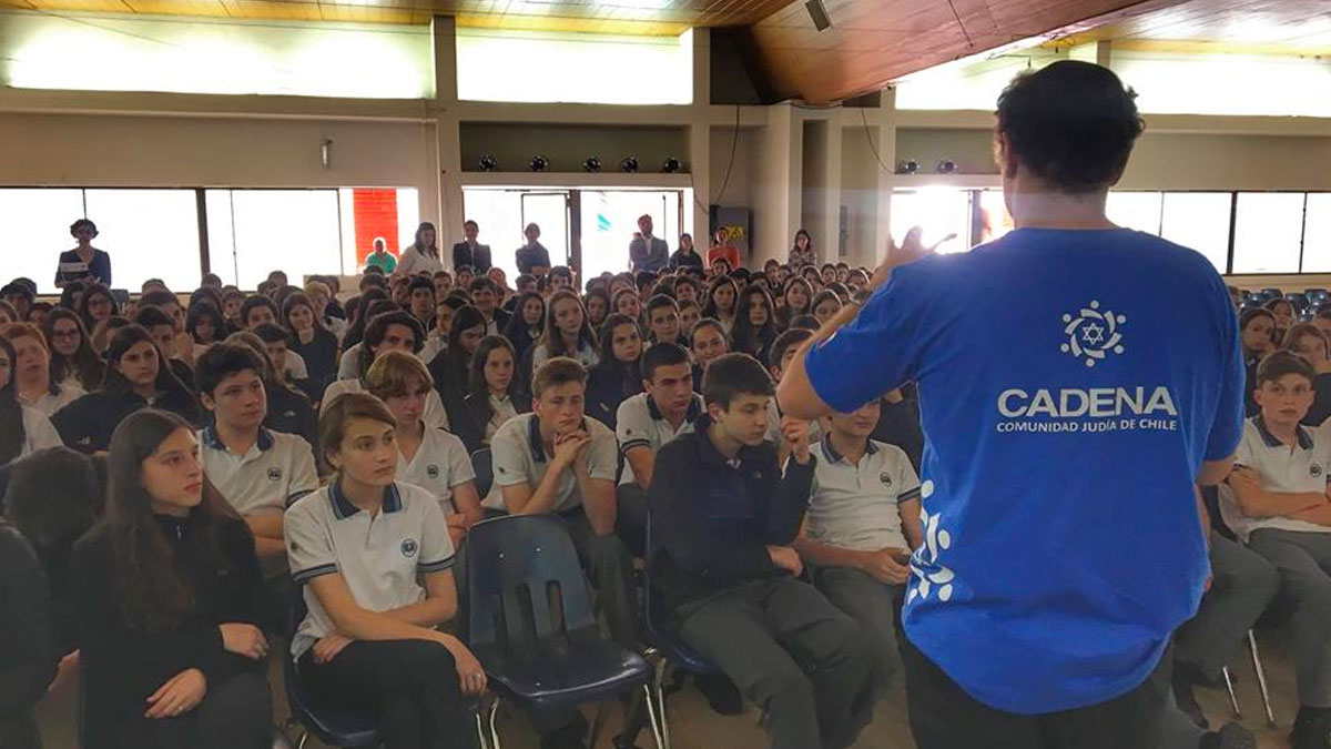 Voluntario de CADENA Chile dando una conferencia
