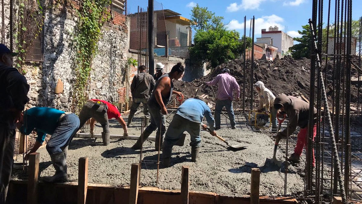 Voluntarios ayudan a reconstruir Jojutla.