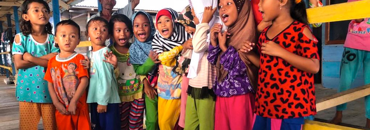 Niños de Indonesia se juntan para una fotografía