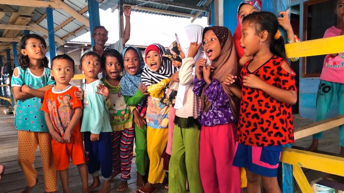 Niños de Indonesia se juntan para una fotografía