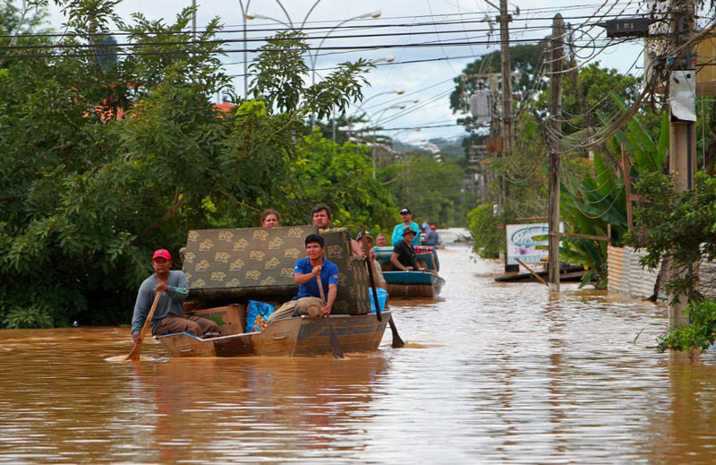 Un convoy de lanchas transportando ayuda humanitaria en Paraguay.
