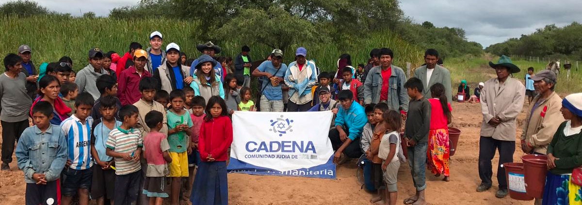 Una comunidad afectada de Paraguay alrededor de la manta de CADENA.