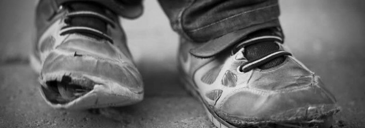 Zapatos rotos de un niño.