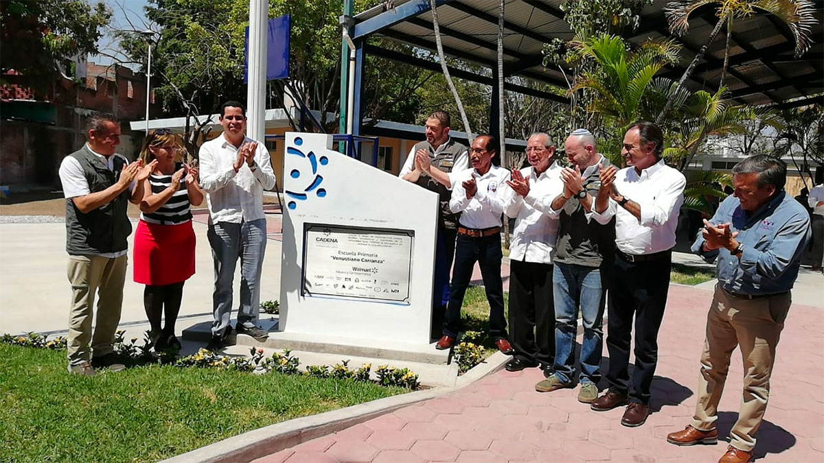 El equipo de CADENA y autoridades de Morelos develan la placa en la escuela Venustiano Carranza.