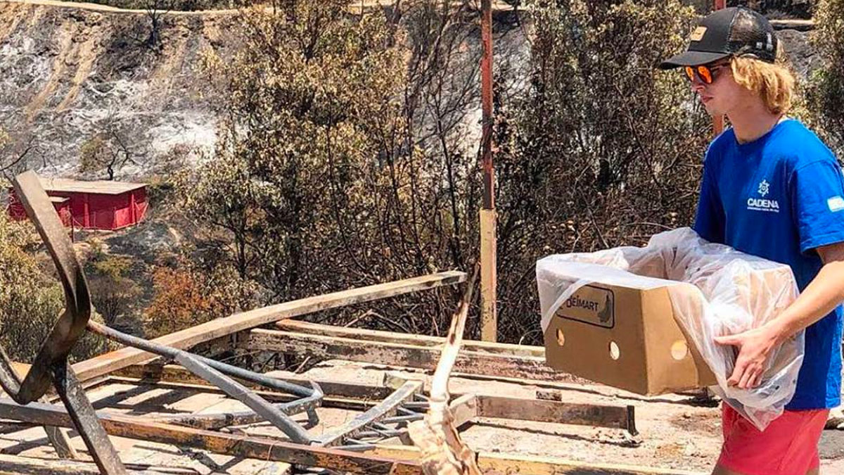 Voluntario de CADENA Chile carga una caja en la misión a Limanche