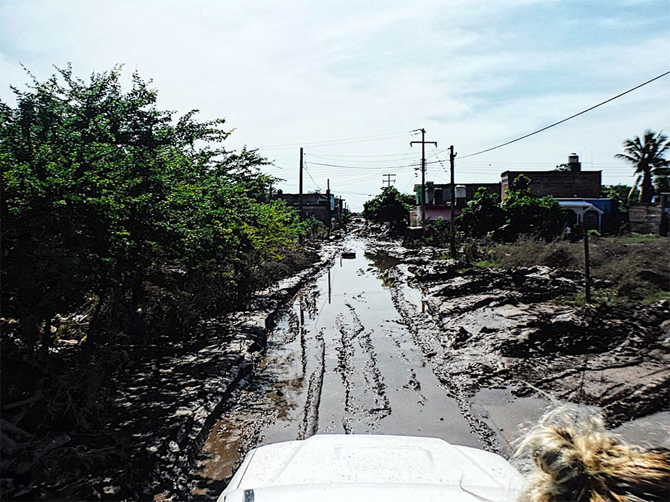 Camino inundado y lleno de lodo en Nayarit