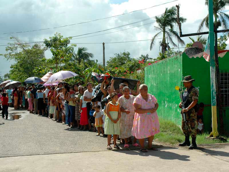 Señoras hacen fila para recibir asistencia de parte de CADENA y la Marina.