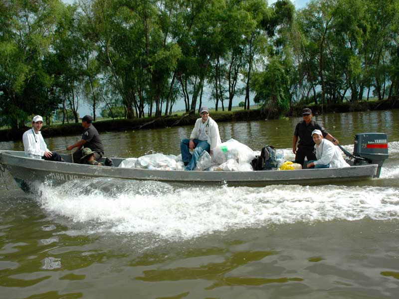 El equipo de CADENA transportando víveres en una lancha