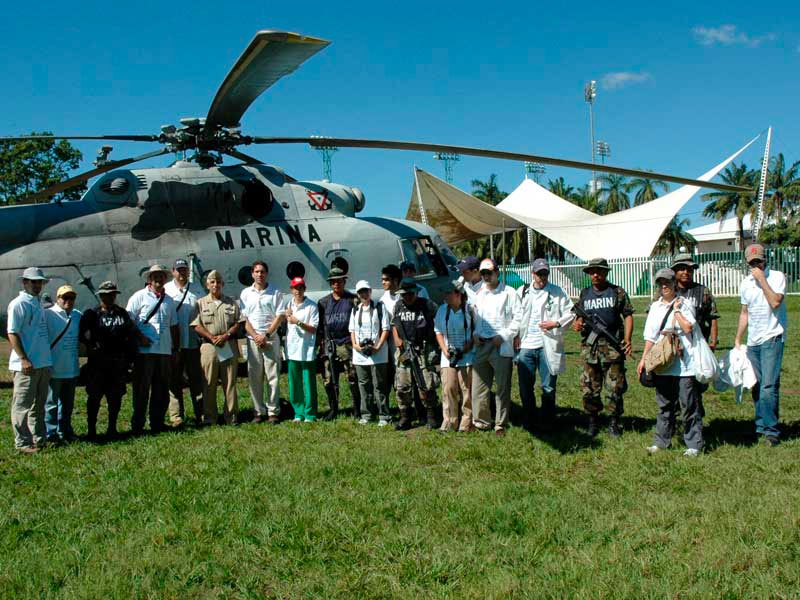 El equipo de CADENA junto a la Marina de México