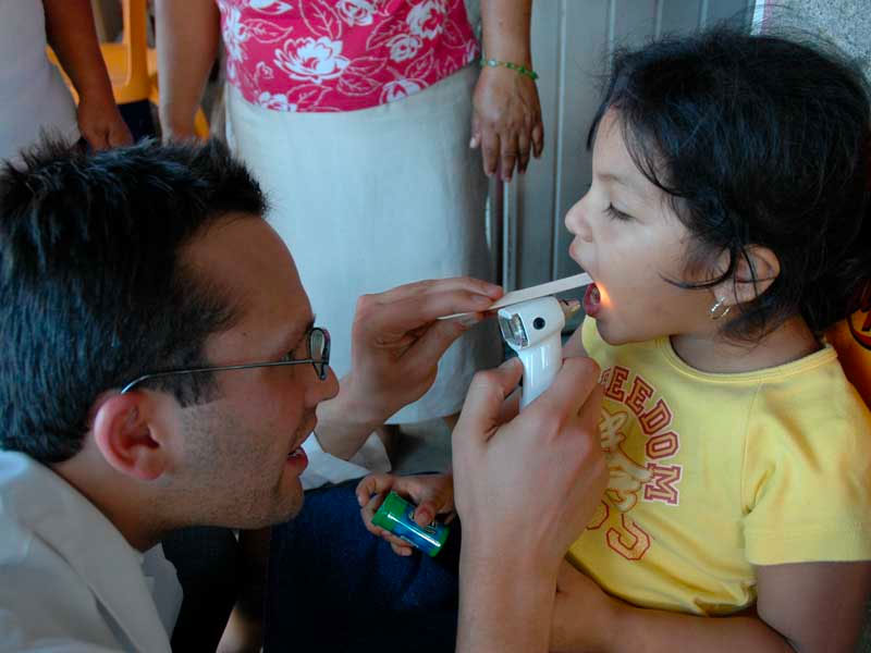 Dentista revisa a una niña