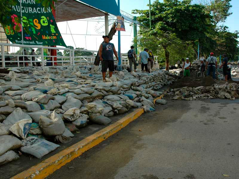 Costales actúan como barrera ante la inundación