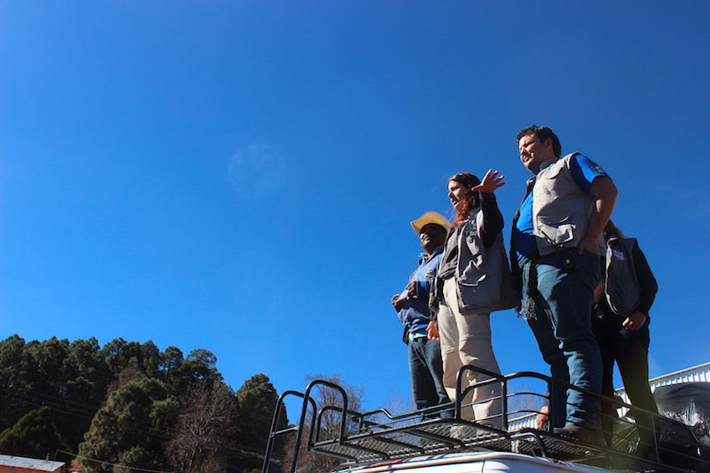 Tres voluntarios de CADENA ordenan al equipo durante la misión.