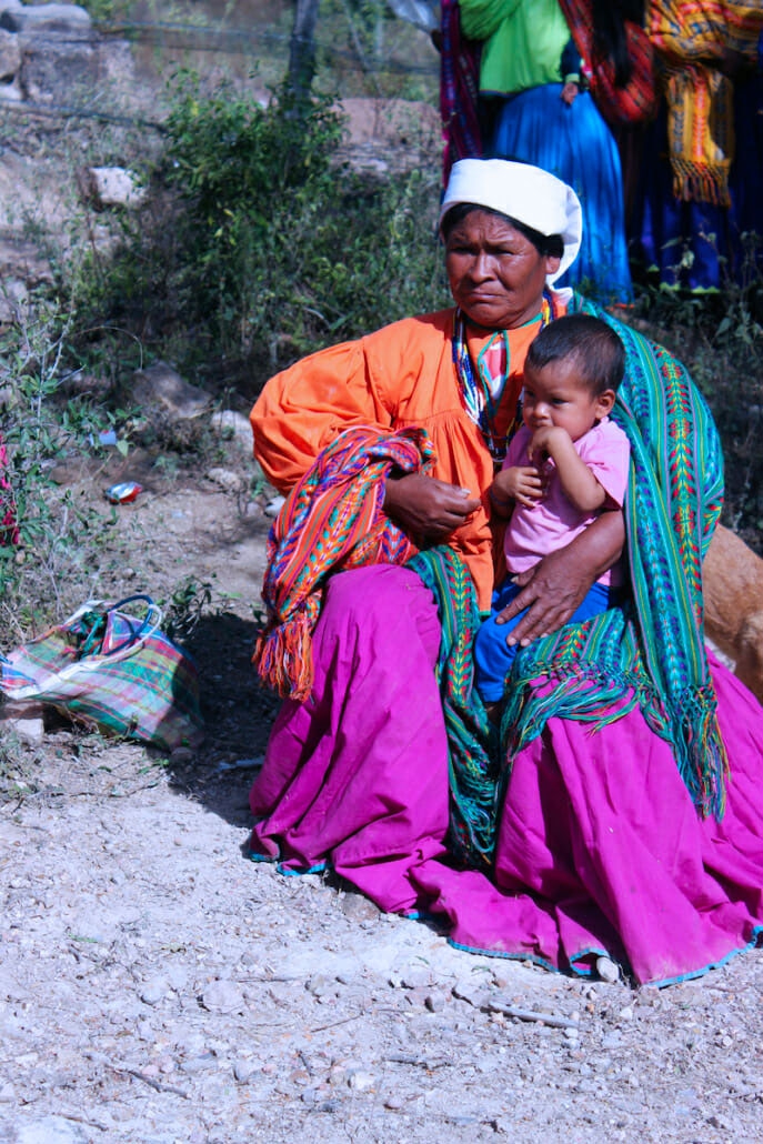 Una madre Tarahumara con su bebé.