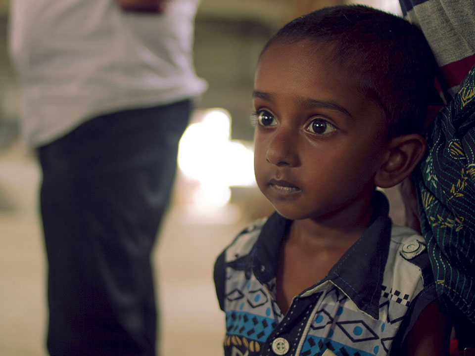 Un niño de Kerala, India mira fijamente.