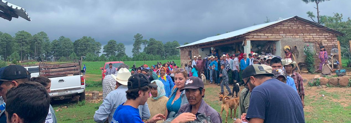 Voluntarios entregan asistencia mano a mano durante la misión a la Sierra Tarahumara en agosto 2019.
