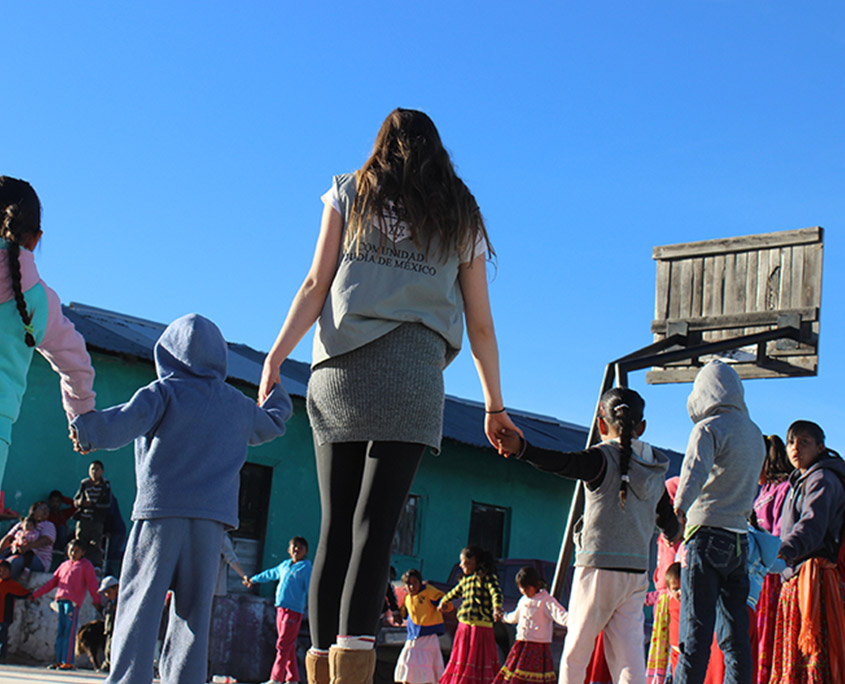 Voluntaria de CADENA organiza una dinámica con los niños durante una misión.