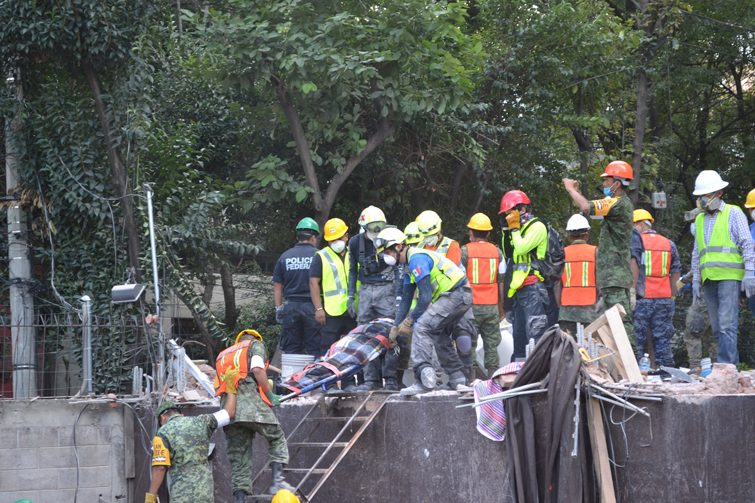 El Go Team participa en labores de rescate durante el sismo del 19 de septiembre en México.