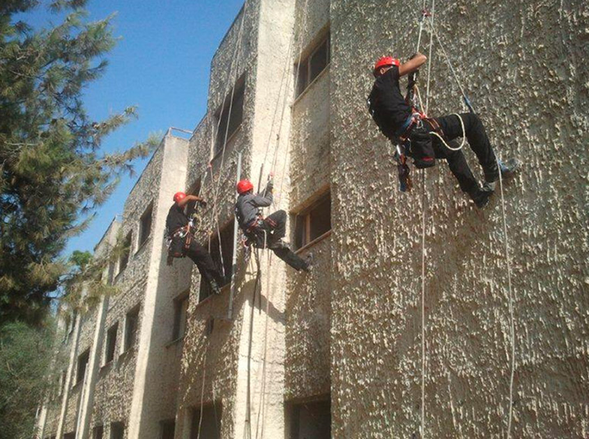 Los estudiantes participan en un entrenamiento de alturas.