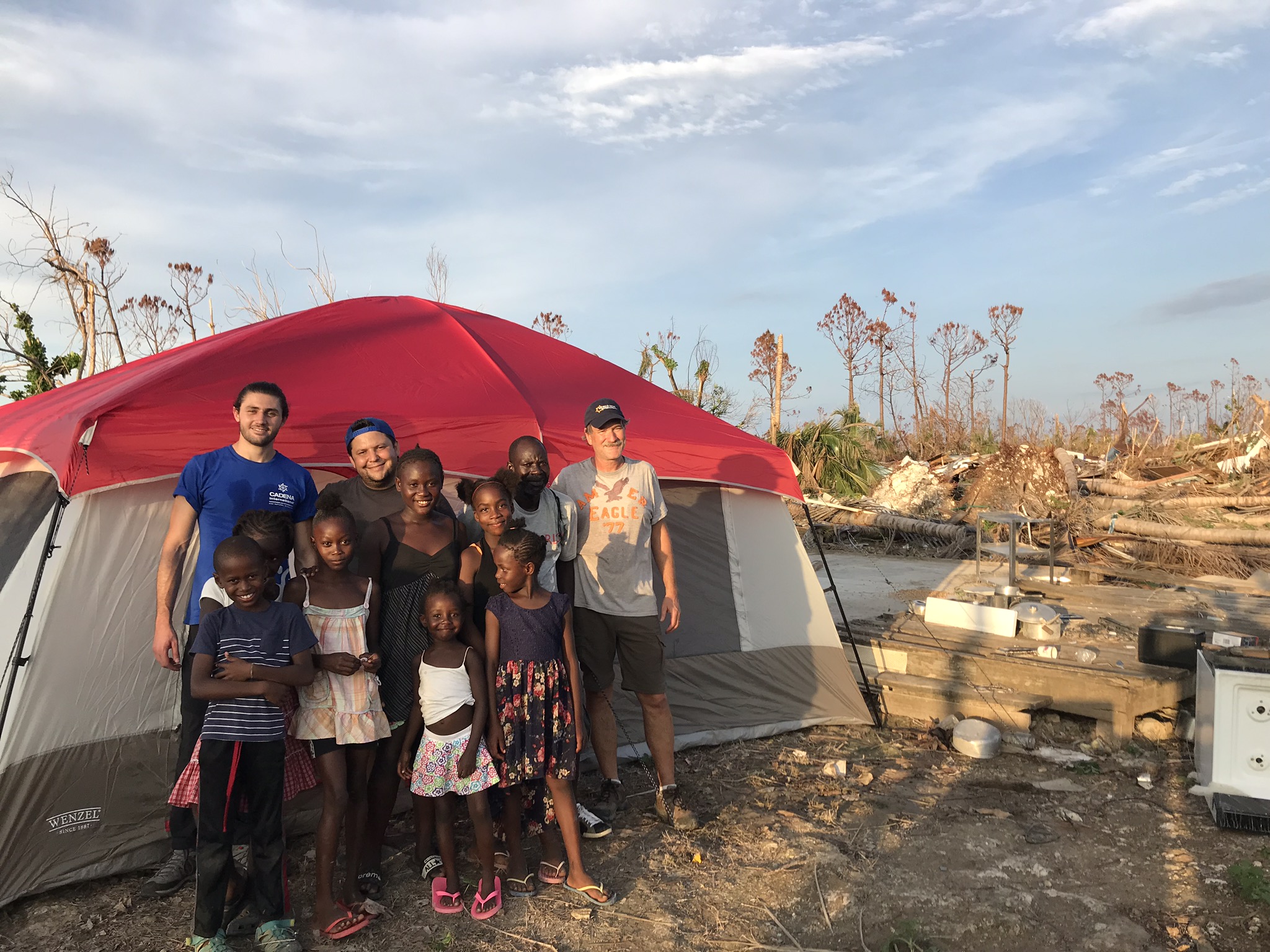 Una familia en las Bahamas recibe shelters